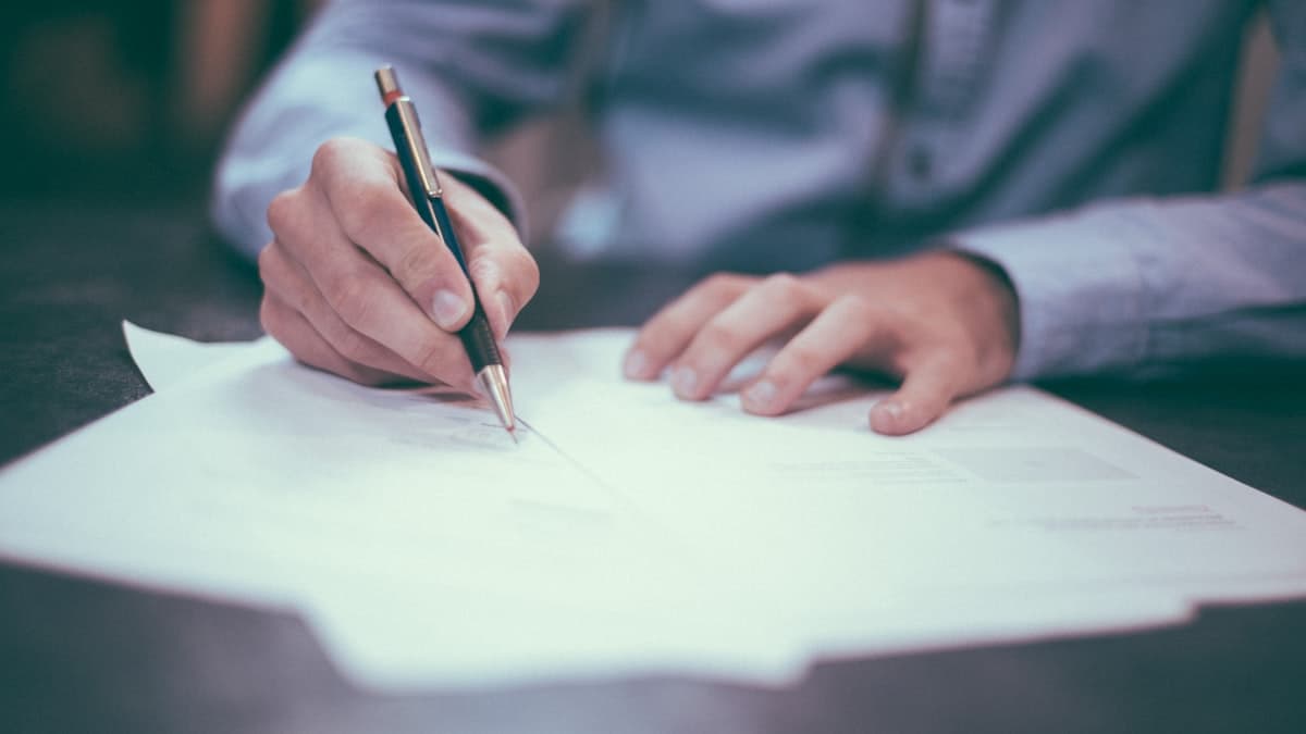 Documentos de cotización sobre un escritorio
