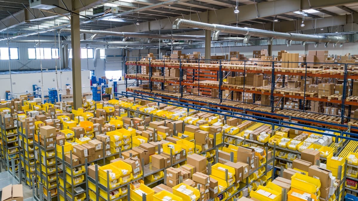 Almacén con estanterías organizadas