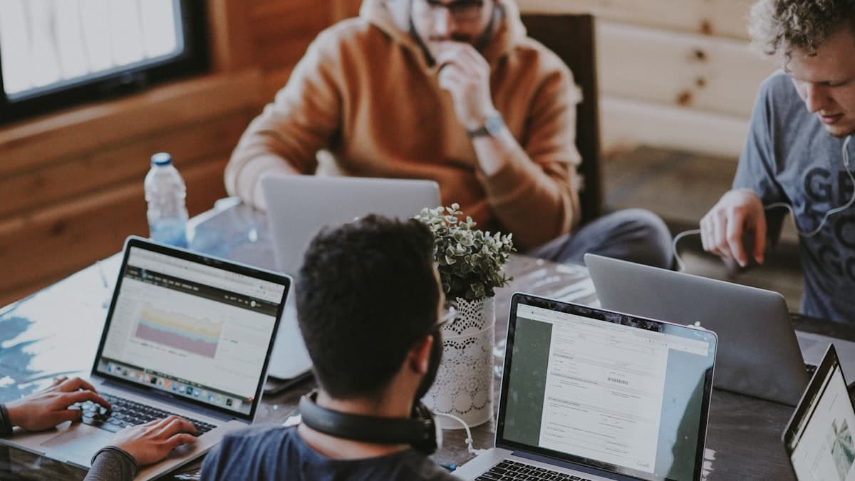 Equipo de trabajo colaborando en oficina