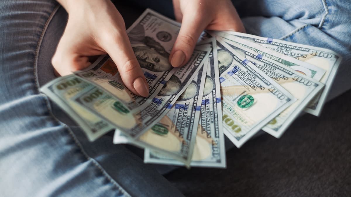 Documentos financieros sobre un escritorio